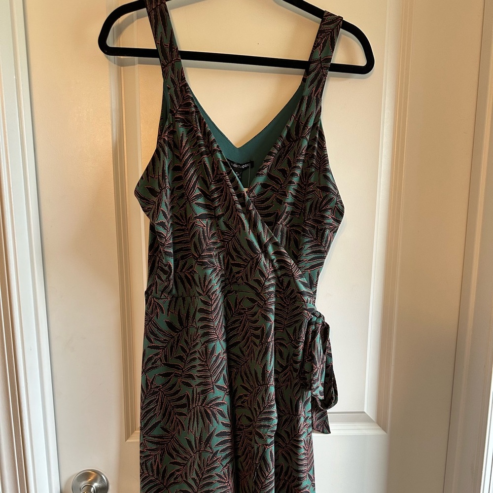Beautiful sleeveless dress with a waist and a matching tie.